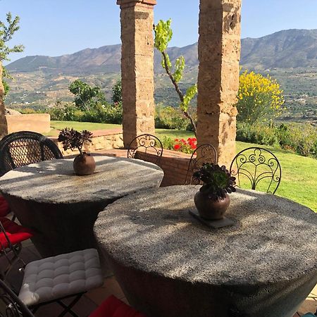 Traditional Farmhouse; Large Pool,Gardens & Views. Villa Granada Bagian luar foto